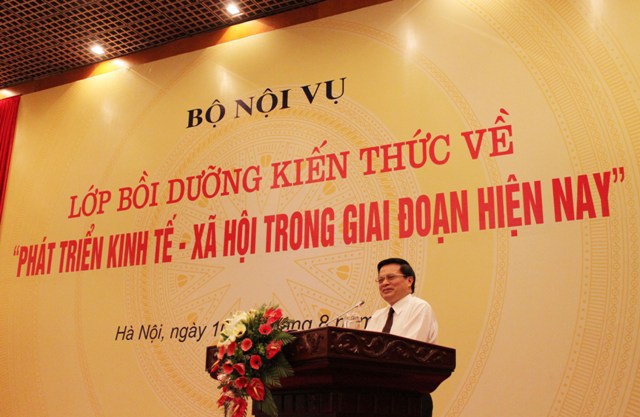 Lớp Bồi dưỡng kiến thức về “Phát triển kinh tế - xã hội trong giai đoạn hiện nay”